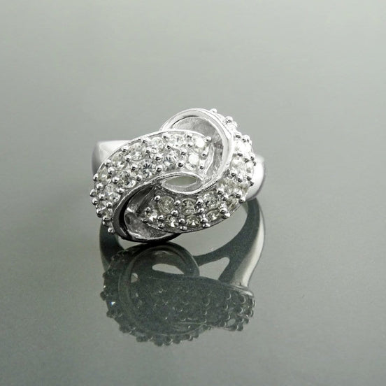 Gros plan sur les pierres Zirconia pavées de la Bague Nœud Marin en argent