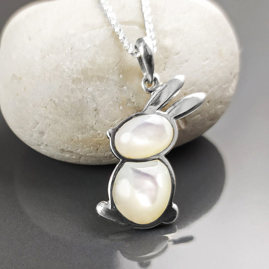 Pendentif lapin blanc, argent 925, adorable lapin fantaisiste pour les amis des animaux, collier minimaliste à porter tous les jours, nacre