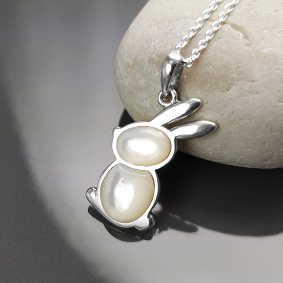 Pendentif lapin blanc, argent 925, adorable lapin fantaisiste pour les amis des animaux, collier minimaliste à porter tous les jours, nacre