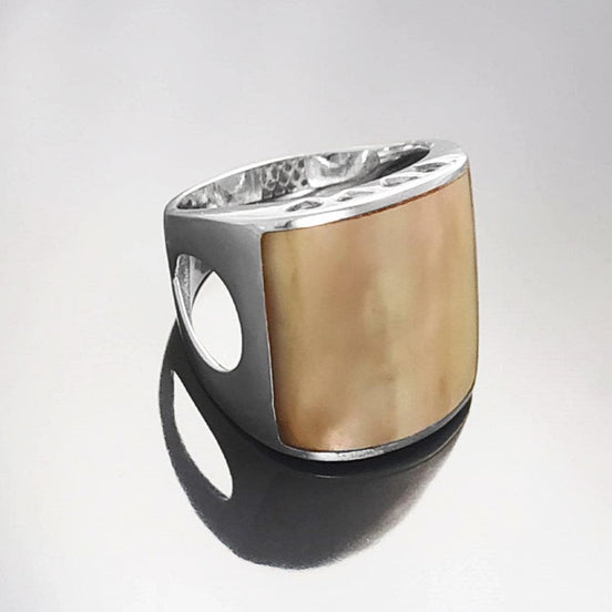 Vue de côté Bague Chevalière Femme Nacre Argent Massif 925 Anneau Moderne