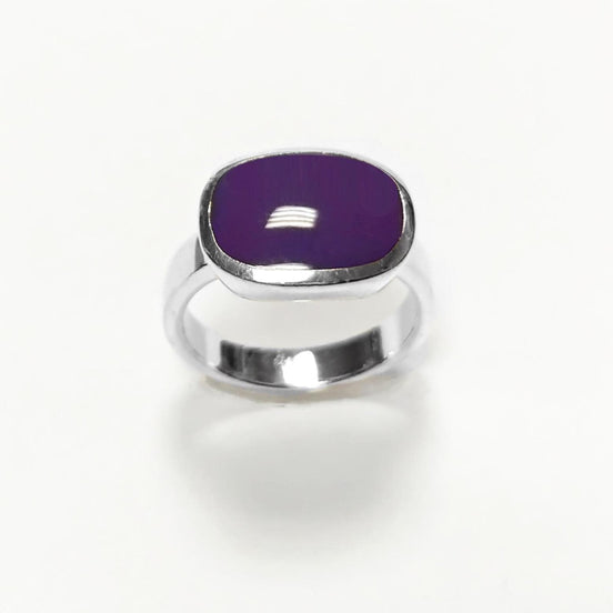 Gros plan sur la petite pierre couleur Améthyste (violette), très brillante