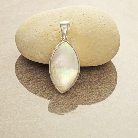 Nacre Blanche, Pendentif Argent 925, Pendentif Nacre Véritable - Forme Amande  - Bijoux Blancs - Petit Pendentif, Design Minimalist